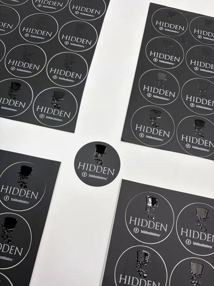 Hidden Bistro — Ματ μαύρα με ανάγλυφο σμάλτο