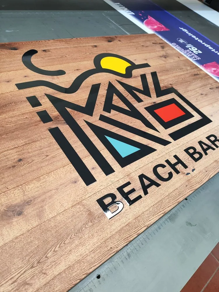 Indianos Beach Bar — Ταμπέλα με έγχρωμο ανάγλυφο