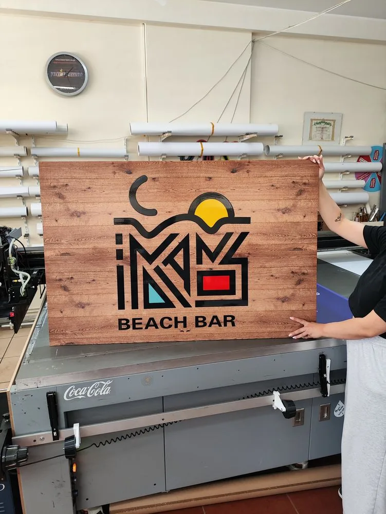 Indianos Beach Bar — Ξύλινη ταμπέλα με έγχρωμο ανάγλυφο