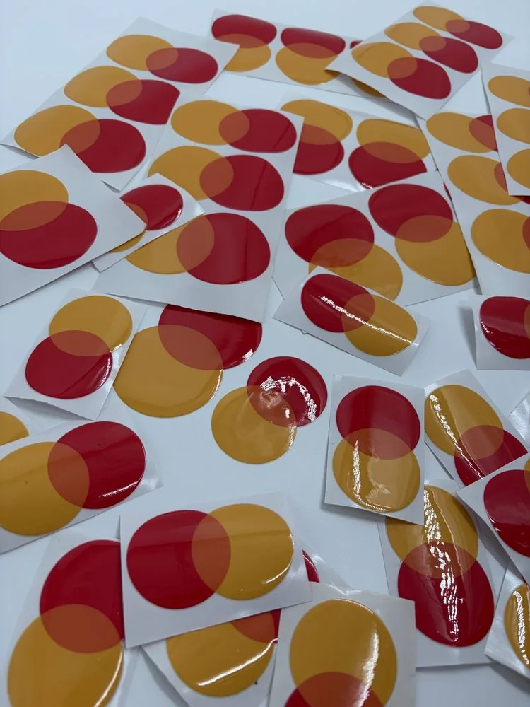 Mastercard — Doming με γυαλιστερό ανάγλυφο