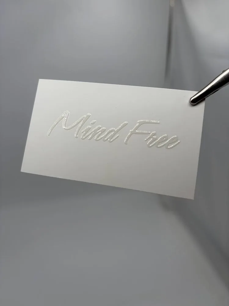 Mind Free — Λευκό ανάγλυφο σε λευκό